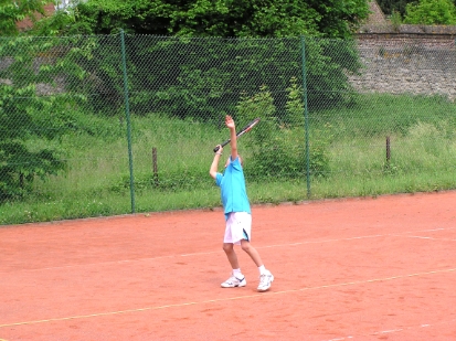P6010407.JPG - Match très disputé. Amaury perd le premier set au tie-break mais fait un sans faute 4-0 au deuxième set