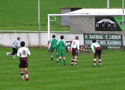 P1010433.JPG - Goal de Presles sur Penalty : 4-4. Les minimes de Presles sont champions en 2009
