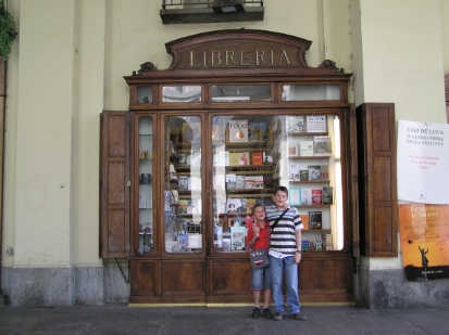 P4140023.JPG - Les fameuses boutiques de la place