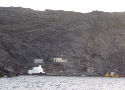 Crete2009-1053.JPG - Palea Kameni (le vieux volcan) et son église compte un seul habitant: un berger